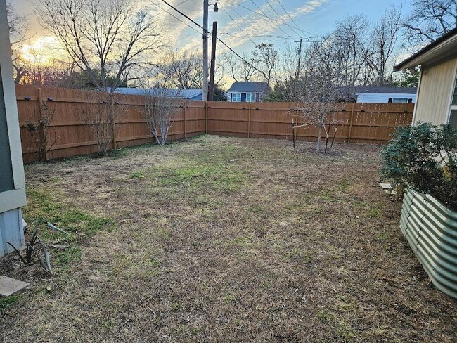 Building Photo - 110 Lexington Rd