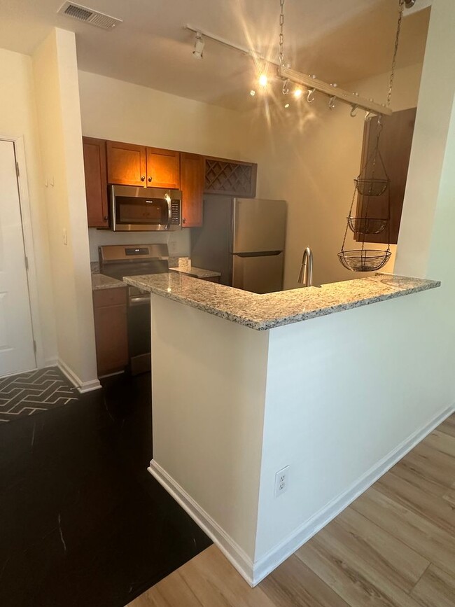 Building Photo - Fabulous 1BR condo in popular Walker Square