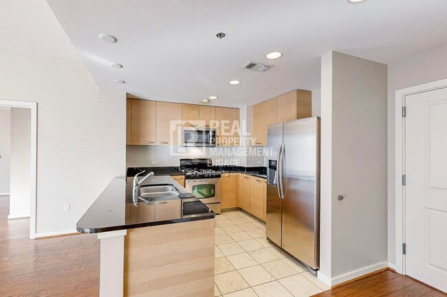 Building Photo - 2 Bedroom Condo Available for Rent in the Heart of DFW!