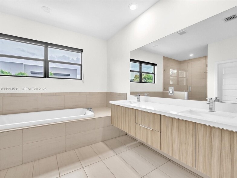 Building Photo - 10250 NW 76th Ter