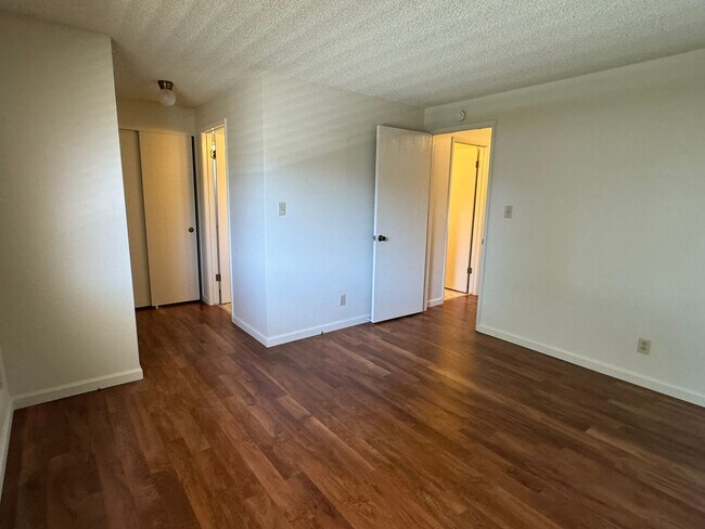 Building Photo - 3 Bedroom 2 bath with beautiful landscapin...