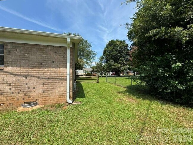 Building Photo - 411 Ludwick Ave