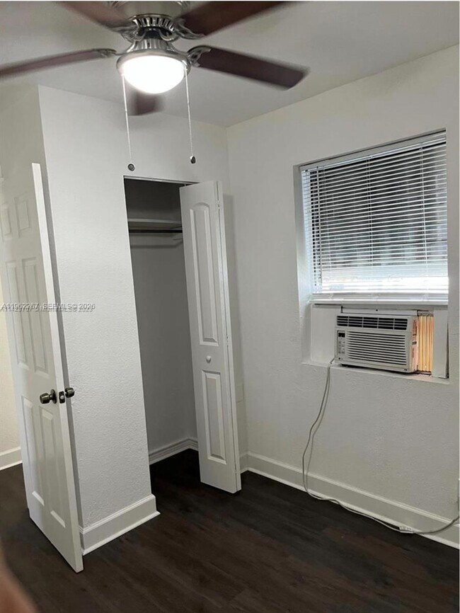 Building Photo - 6028 SW 27th St