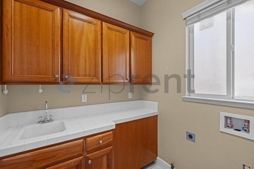 Building Photo - Unit