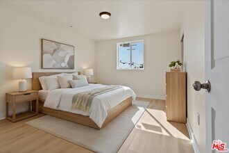 Building Photo - 409 E 99th St