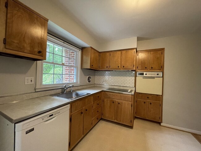 Building Photo - 810 Loxford Terrace