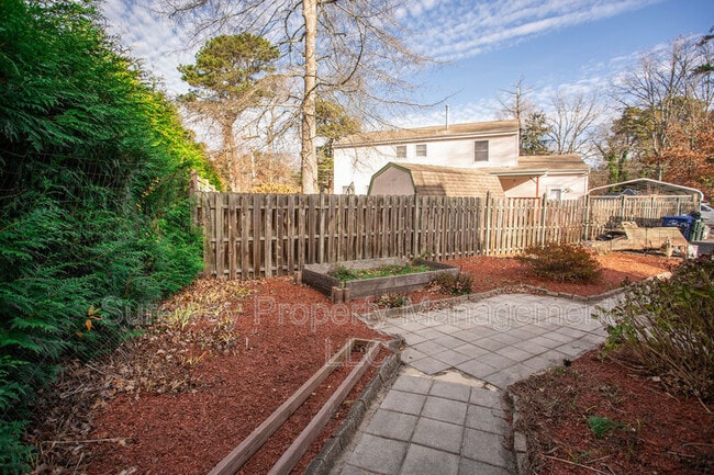 Building Photo - 90 Clubhouse Rd