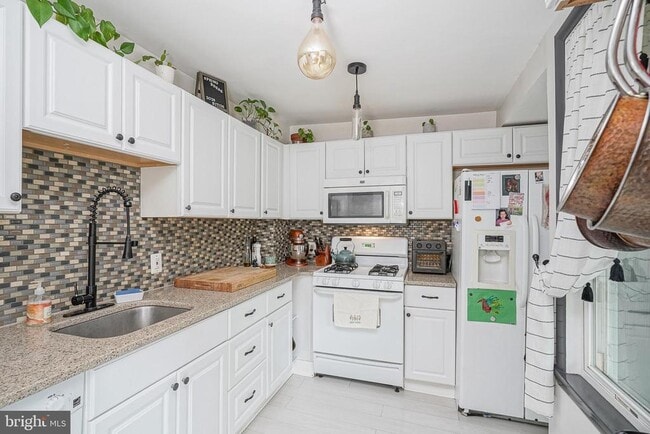 Building Photo - 6 E Collings Ave