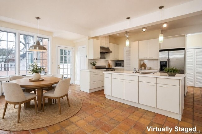 Building Photo - 50 Greenacres Ave