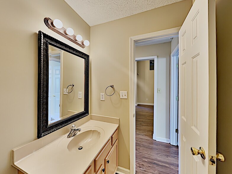 Building Photo - 1146 Red Fern Cir E