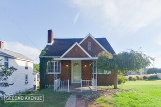 Building Photo - 2708 5th St