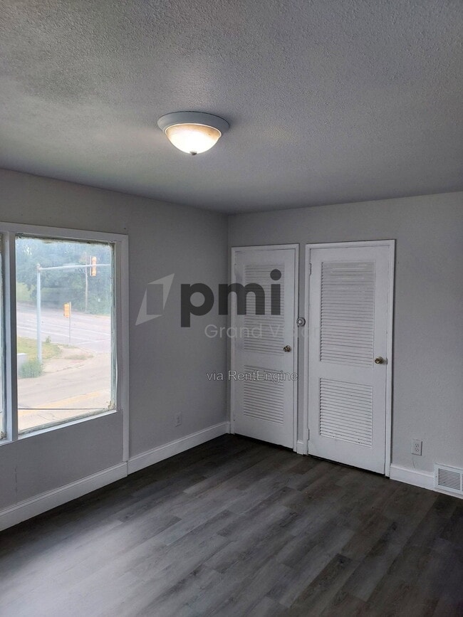 Building Photo - 801 Cantrell Heights St