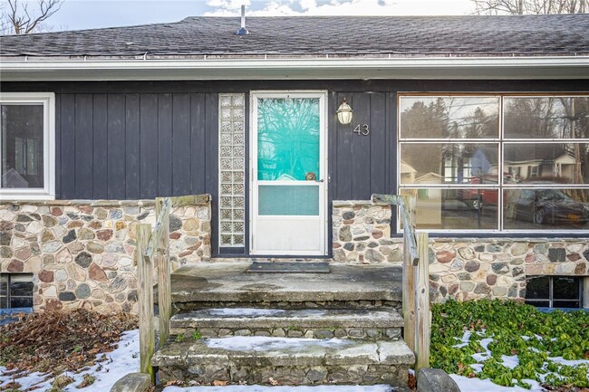 Building Photo - 43 River Meadow Dr