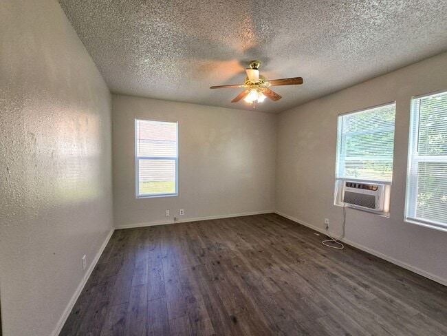 Building Photo - Cute 2 bedroom & 1 bath Home in Shawnee!
