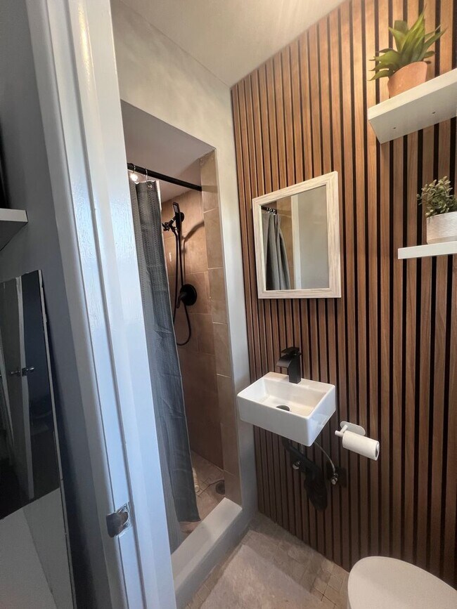 Building Photo - 724 Anna Pl