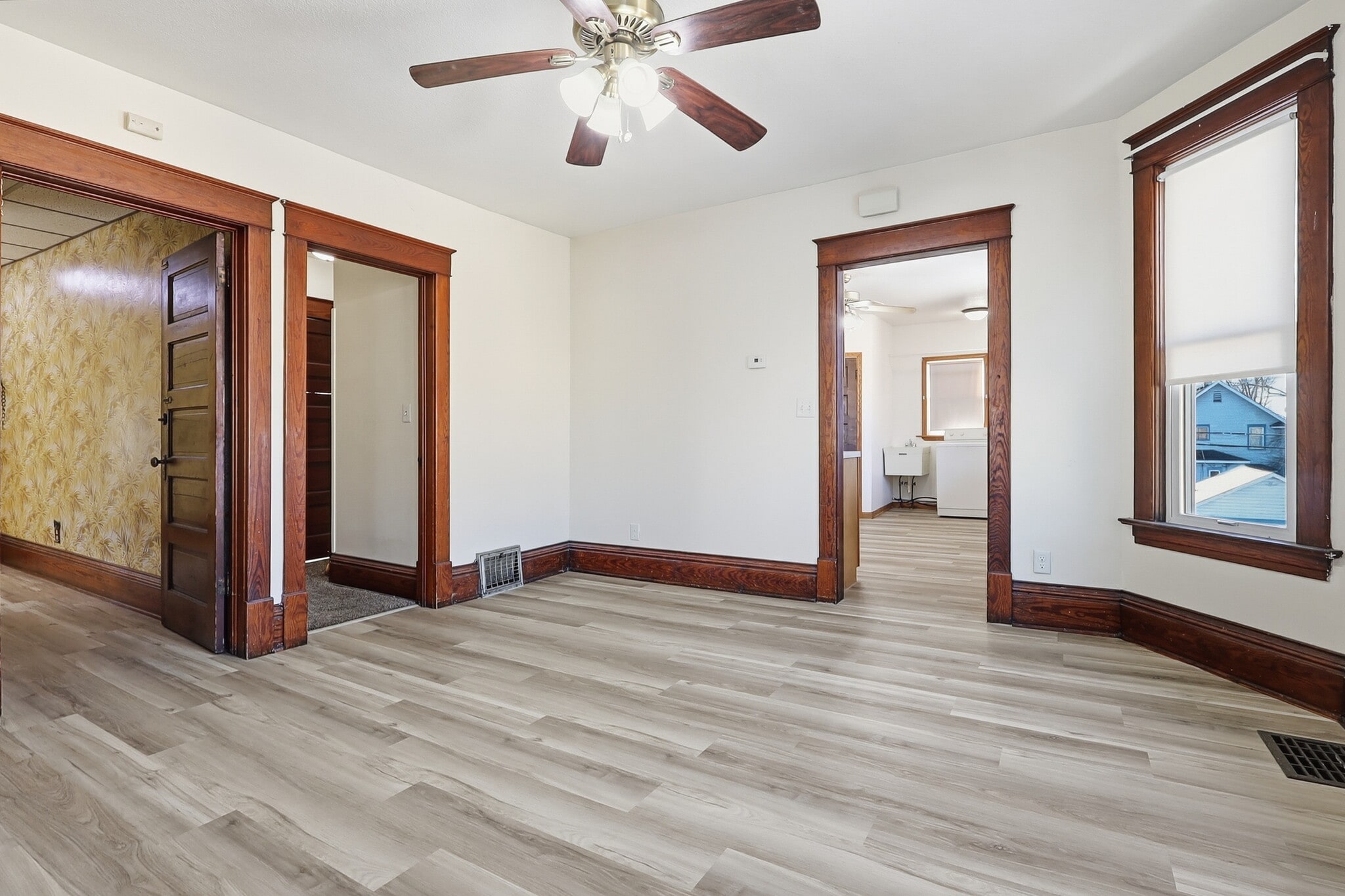 Building Photo - 104 Jessamine Ave W