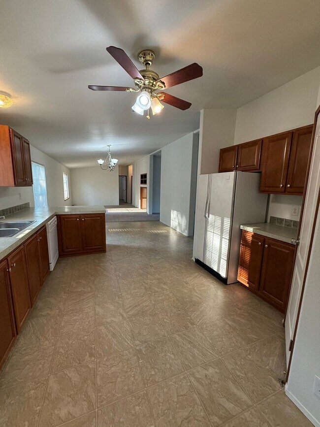 Building Photo - SPIRIT LAKE HOME (P#440)