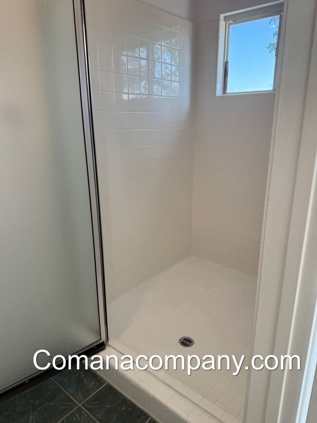 Building Photo - Gorgeous, spacious 3BR/2BA w views, yard, ...