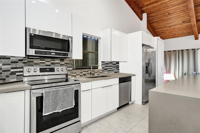 Building Photo - 2619 Parkview Dr S