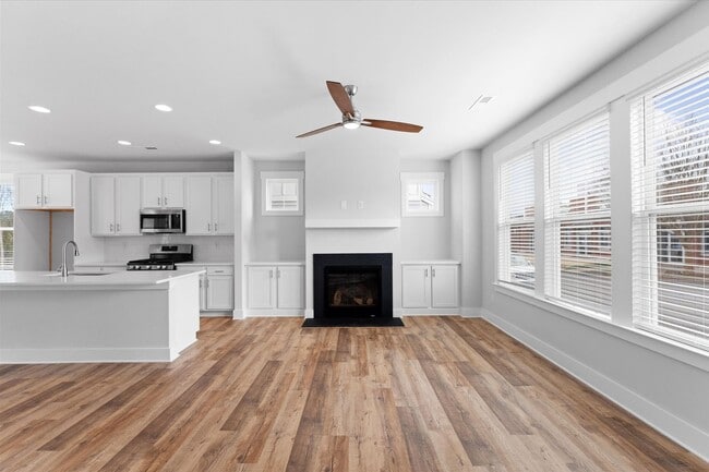 Building Photo - Stunning Lake Access End Unit Townhome Walking Distance to Downtown Davidson