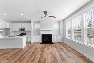 Building Photo - Lake Access End-Unit Townhome | Walk to Downtown Davidson | 3BR + Guest Suite