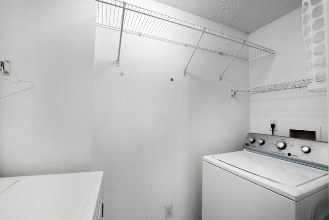 Building Photo - 5024 Lantana Rd