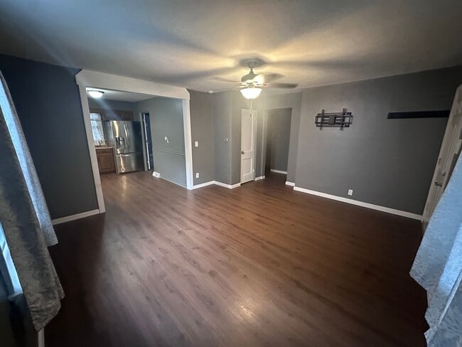 Building Photo - 2415 Jerden Ave