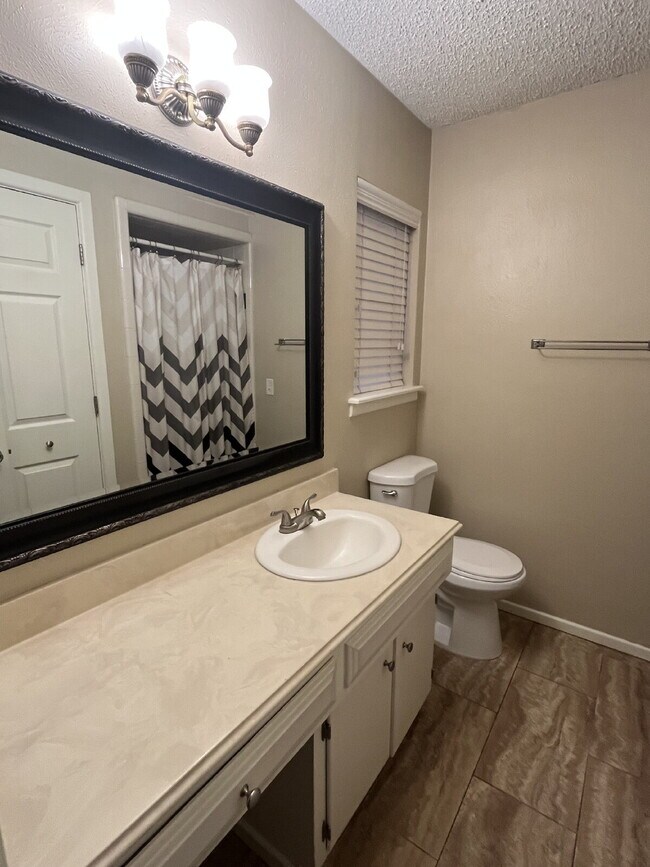 Building Photo - "Charming 3-Bedroom with 2 Full Baths in L...