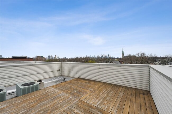 Building Photo - 1423 W Belmont Ave