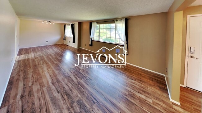 Building Photo - $500 Rent Credit | 3-bedroom single-family...