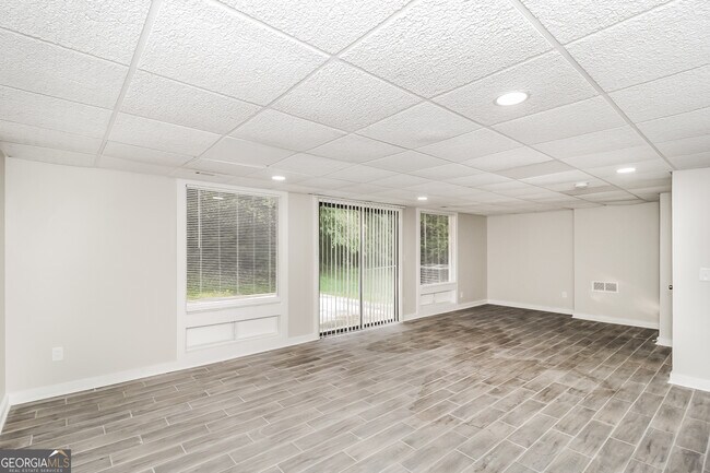 Building Photo - 587 Farmbrook Trail NE