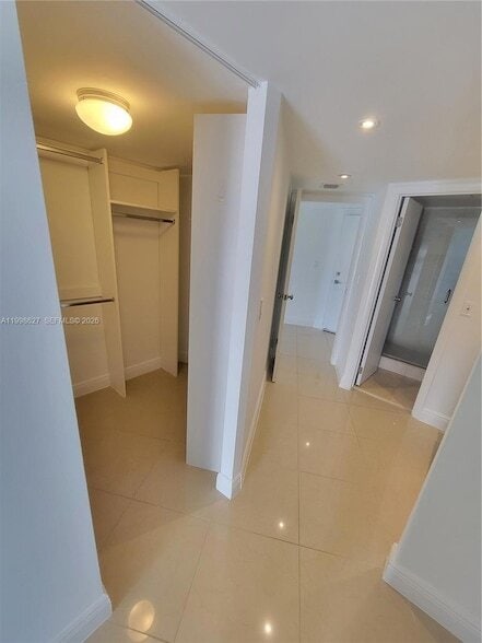 Building Photo - 3301 N Country Club Dr