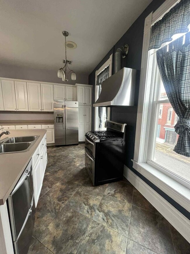 Building Photo - Spacious Loft Living in the Heart of Galen...