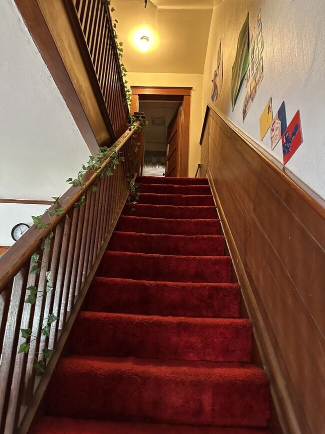 Building Photo - 3 bed 1 bath near UWEC! Available June 1st 2025