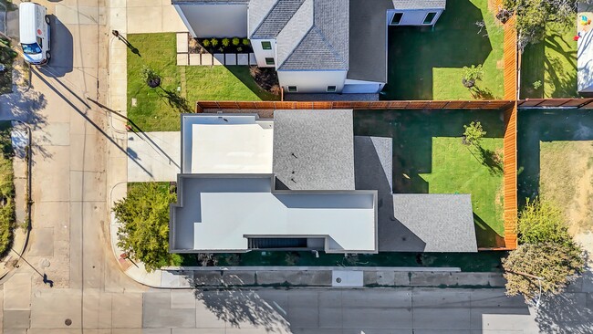 Building Photo - 1703 Nomas St