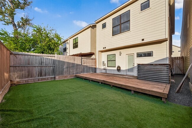 Building Photo - 3925 Tulane Oak Dr