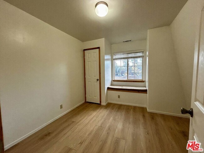 Building Photo - 525 Santa Barbara Ave