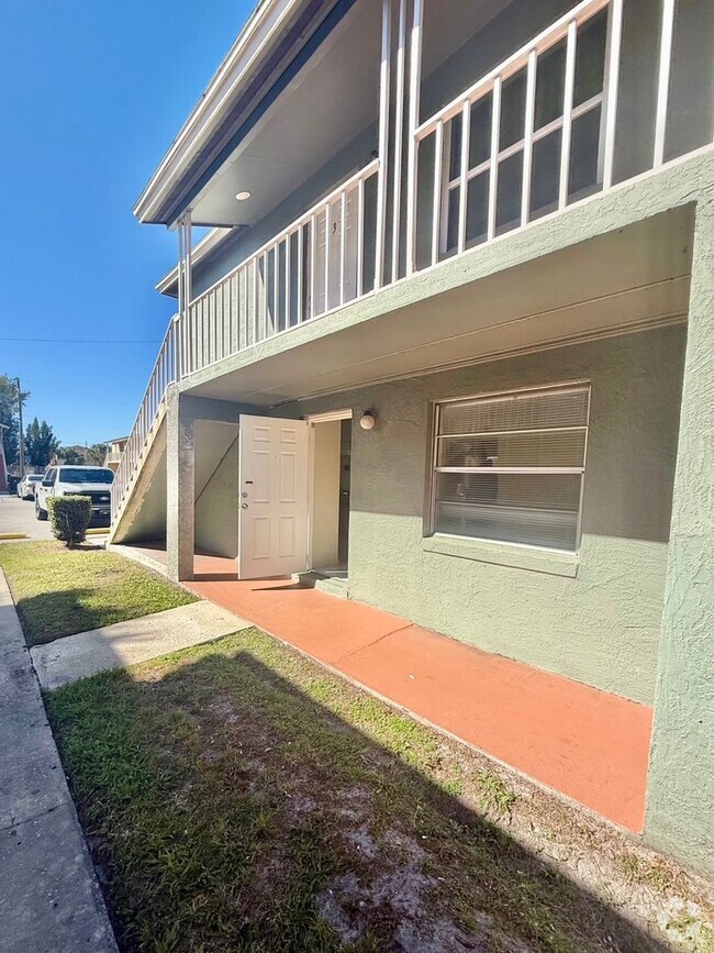 Building Photo - Two Bedrooms, one Bath Condo located at wa...