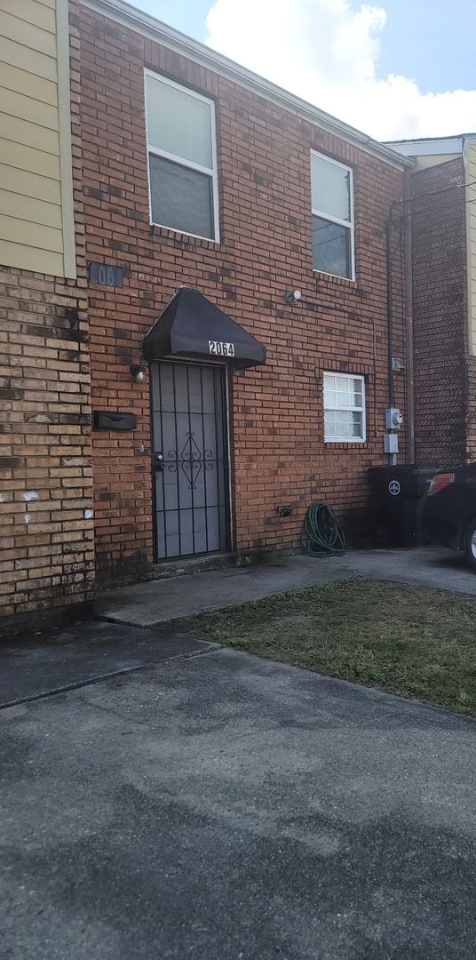 Building Photo - 2 Bedroom, 2.5 Bath Townhouse