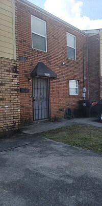 Building Photo - Holiday Deposit Special!  $1300!!!