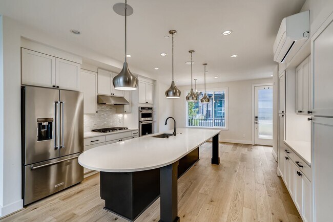 Building Photo - Queen Anne Townhome ~ McGraw Square