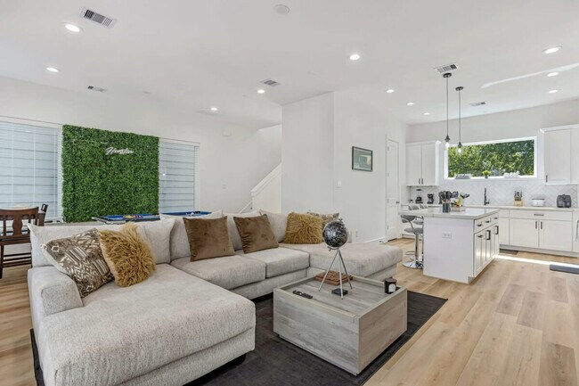 Building Photo - 3020 Live Oak St