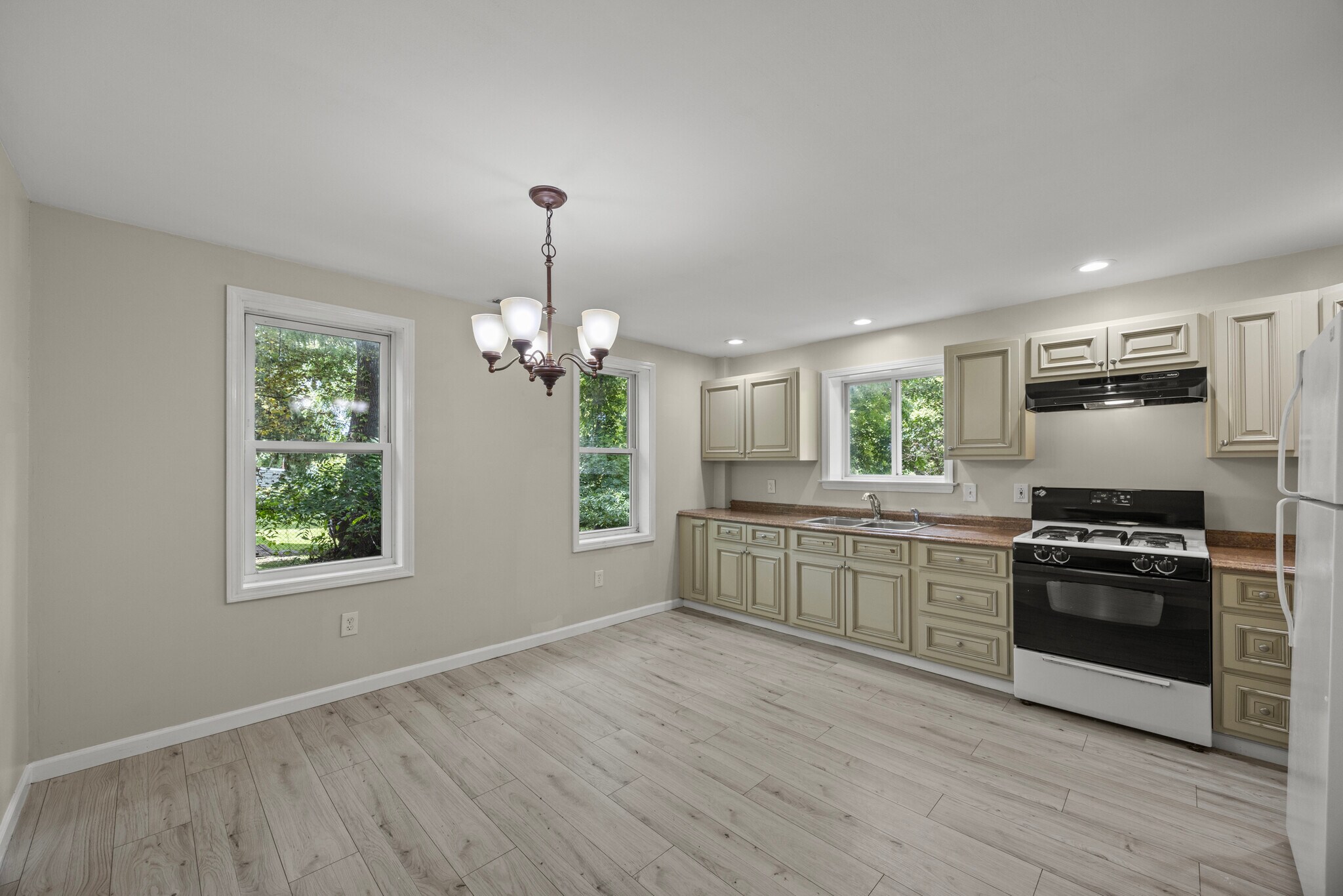 Building Photo - 20 School St