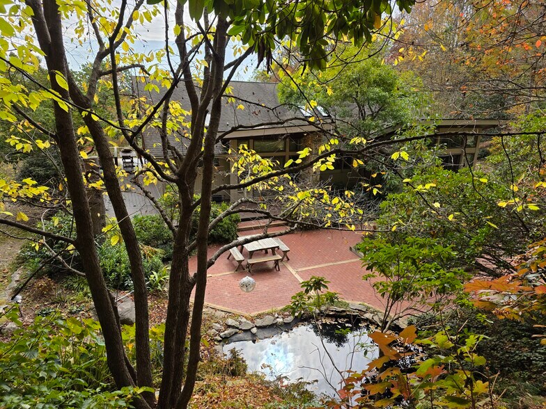 Building Photo - 100 Crab Apple Ln