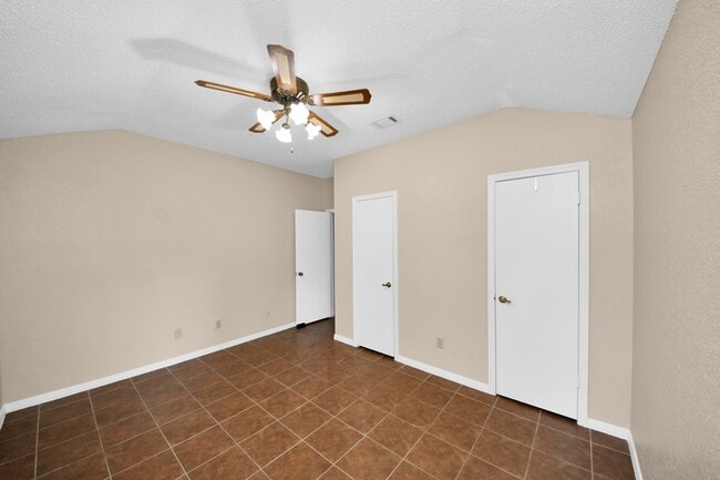 Building Photo - 2102 Rolling Glen Dr