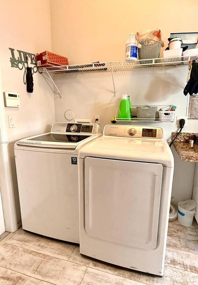 Building Photo - 3729 SW 51st St