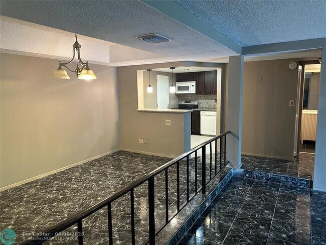 Building Photo - 3680 Inverrary Dr