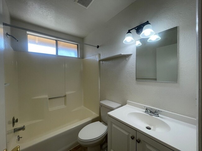 Building Photo - West Lancaster 1 Bedroom