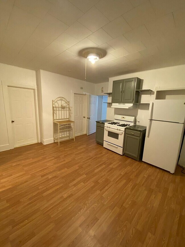 Building Photo - 18 Fairbanks St