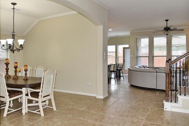 Building Photo - 2229 Maple Point Dr N